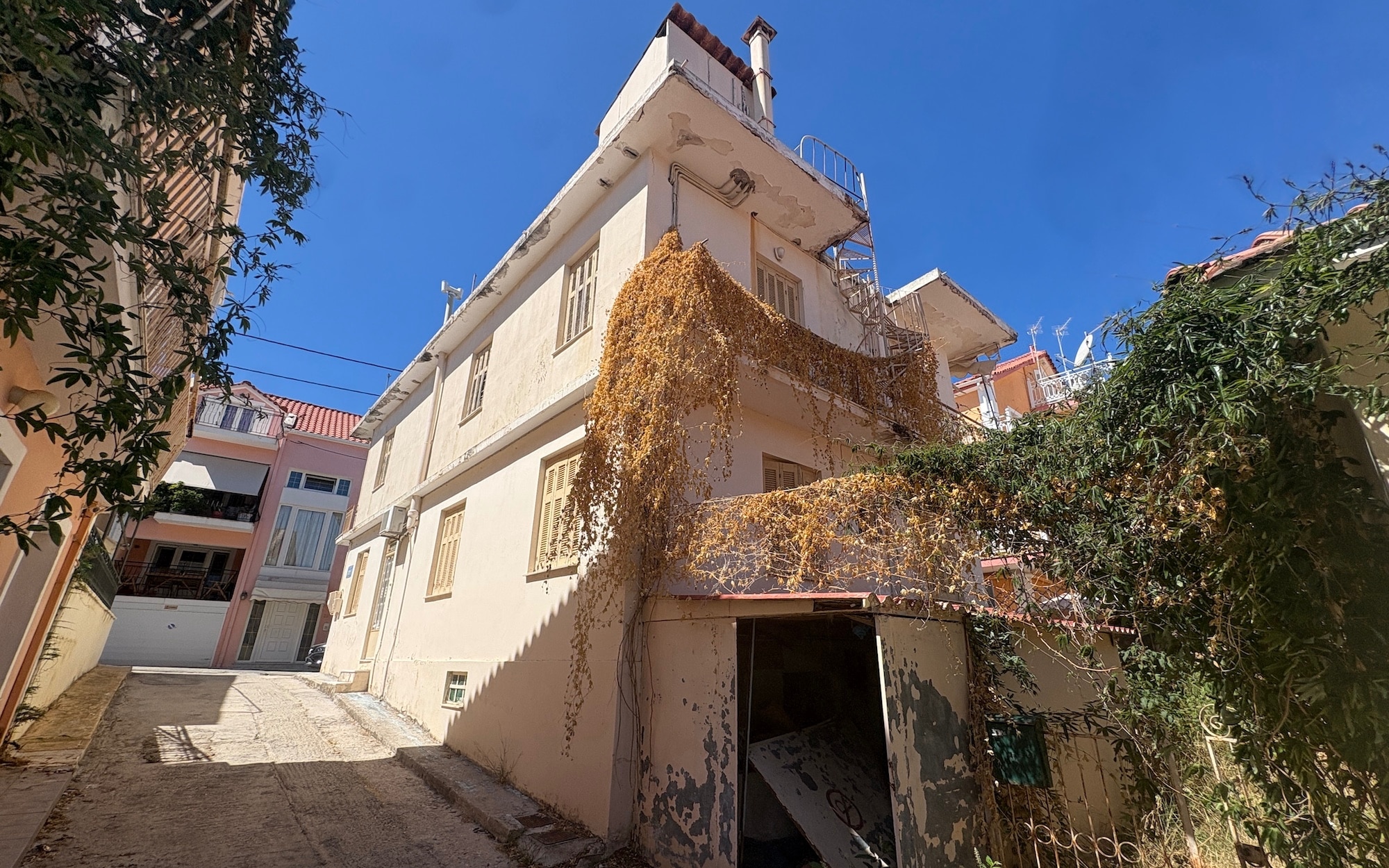Argostoli Prime Central Building – Exceptional Redevelopment Opportunity